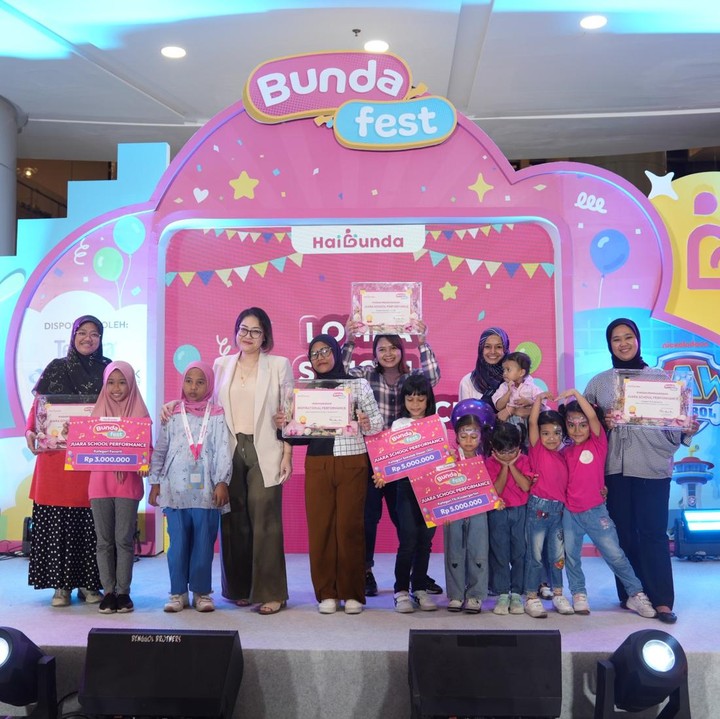 <p>Juara Kategori TK jatuh kepada Sanggar Tari Chyka dengan penampilan tari asal NTT, juara Kategori SD diberikan kepada Putri Kaia Tsabitah Makaila dari SDI Al-Has Pondok Labu dengan tampilan kreasi tari modern. Sementara itu, juara favorit diraih oleh Namiyah Salsabillah Fajrin dari SDN Anyelir 1 Depok dengan penampilan kombinasi alat musik kecapi, mendongeng, dan tari tradisional. Tidak hanya itu, dewan juri dan tim HaiBunda turut memberikan penghargaan spesial Inspirational Performance kepada Yanaissa Rabbani dari SDN Kampung Rawa 02 dan Bunda Yuliana. "Ini adalah penghargaan yang sebelumnya tidak kita rencanakan. Namun penampilan Yanaissa memang sangat menginspirasi. Tidak hanya Yanaissa, sang Bunda pun sangat menginspirasi kita," tutur COO HaiBunda, Stephanie Aliwarga. (Foto: Ivan Putra Darmawan)</p>