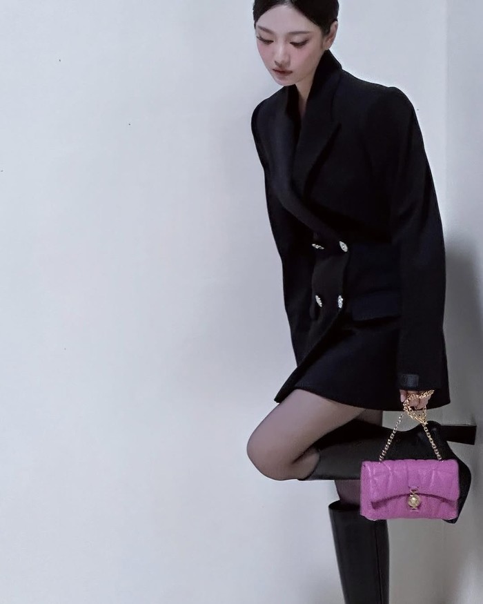 Penampilan terbaru Ningning aespa dalam kampanye ini pun menuai komentar positif baik dari fans maupun netizen. Bagaimana tidak, ia mahir dalam berpose bak model profesional, membuatnya terlihat begitu fotogenik./ Foto: instagram.com/imnotningning