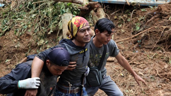 FOTO: Evakuasi Korban Longsor di Sukabumi Terkendala Cuaca