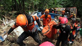 FOTO: Evakuasi Korban Longsor di Sukabumi Terkendala Cuaca