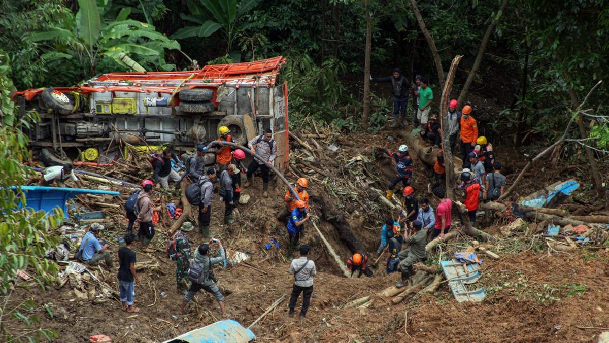 FOTO: Evakuasi Korban Longsor di Sukabumi Terkendala Cuaca