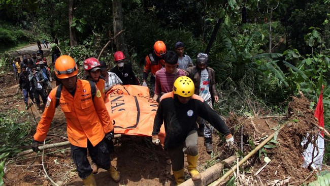 Jumlah warga meninggal dunia akibat banjir dan longsor yang melanda Kabupaten Sukabumi, Jawa Barat, bertambah jadi 10 orang.