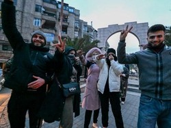 Pemerintahan 24 Tahun Presiden Assad Berakhir, Warga Suriah Berpesta