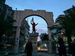 Momen Massa Robohkan Patung Mantan Presiden Suriah Hafez Al-Assad