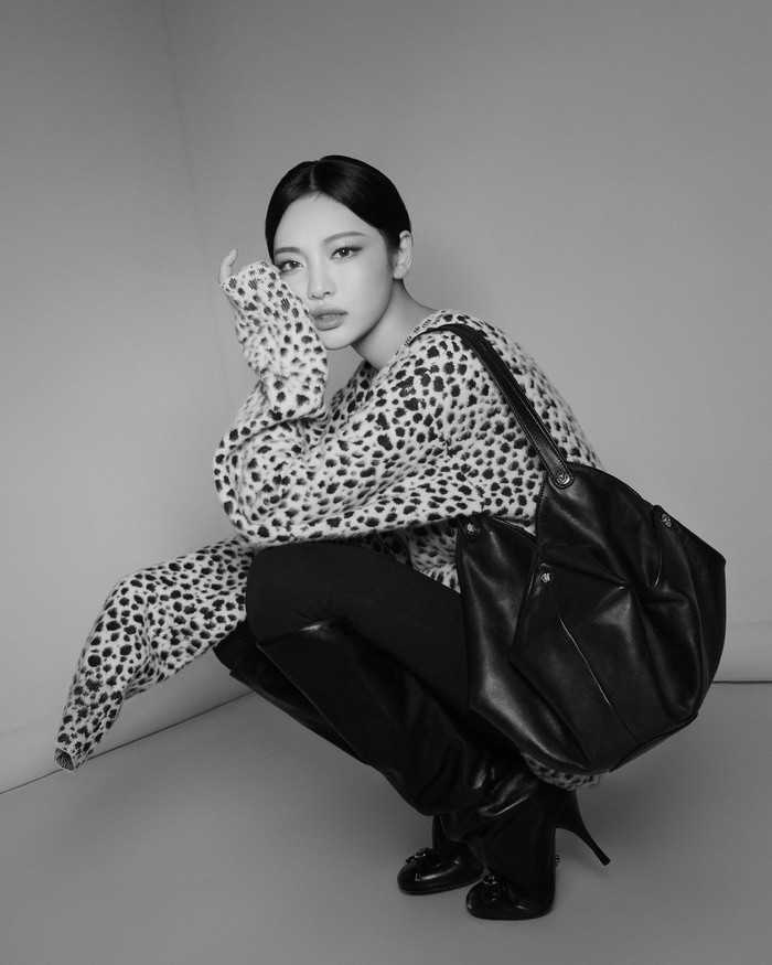 Tak hanya memamerkan visual paripurnanya yang selalu bikin jatuh hati, maknae (anggota termuda) aespa itu juga sekaligus memodelkan koleksi Resort 2025 serta tas Kleio miliknya dalam pemotretan bersama Versace kali ini./ Foto: x.com/Versace