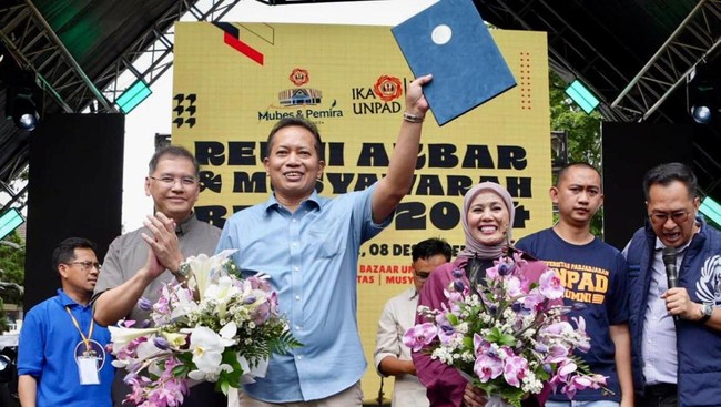 Wakil Menteri Koperasi (Wamenkop) Ferry Juliantono resmi menjabat sebagai Ketua Umum Ikatan Keluarga Alumni Universitas Padjadjaran (IKA Unpad) 2024-2028.