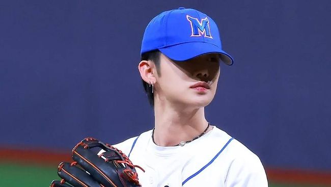 5 Look Idol K-Pop dalam Balutan Jersey Bisbol untuk Melakukan First Pitch, Keren!