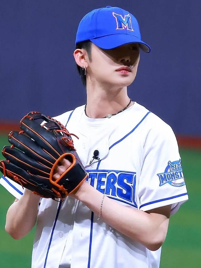 Yeonjun melakukan first pitch untuk variety show JTBC 'A Cleen Sweep.' Ia mengenakan jersey Monsters lengkap dengan topi, dan membuat para penonton di stadion berteriak histeris karena penampilannya./ Foto: instagram.com/kjnowjournalistboard