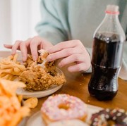 6 Jenis Makanan dan Minuman yang Bikin Cepat Tua, Jangan Konsumsi Berlebihan!