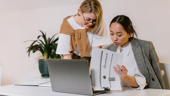 7 Cara Perempuan Saling Mendukung di Tempat Kerja agar Tetap Termotivasi