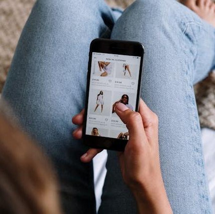 Sebagai bentuk self-care dari ritual di akhir pekan, melakukan digital detox atau menjauh dari ponsel selama beberapa jam merupakan hal bermanfaat.