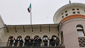 FOTO: Bendera Bintang Tiga Berkibar di Kedutaan Suriah Moskow