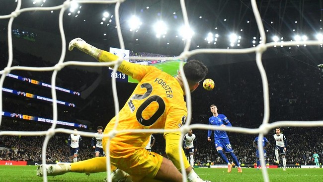 Bintang Chelsea Cole Palmer memecahkan rekor gol penalti tanpa gagal di Liga Inggris. Penalti panenka jadi momen keberhasilan pemecahan rekor tersebut.