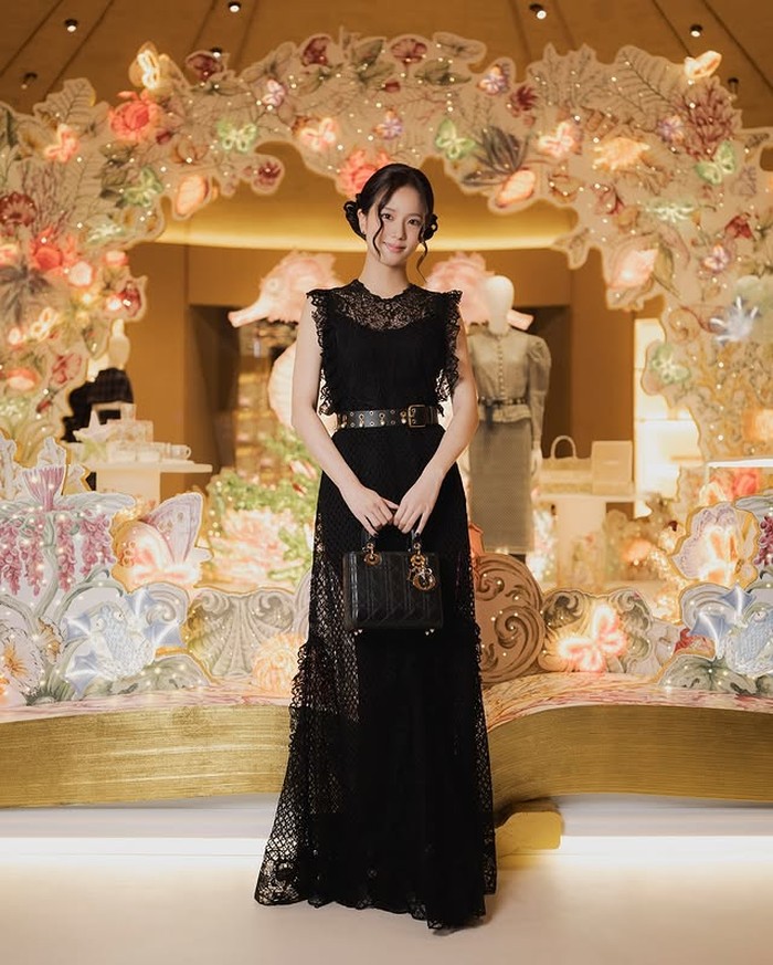 Dalam penampilannya, Jisoo menunjukkan look glamor dalam balutan gaun koleksi Dior Cruise 2025 by Maria Grazia Chiuri beserta tas lady dior yang berwarna senada dengan gaunnya./ Foto: instagram.com/dior