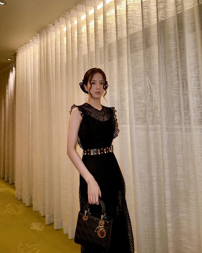 Dengan kehadirannya di acara ini, Jisoo tidak hanya menegaskan statusnya sebagai ikon mode tetapi juga sebagai salah satu wajah paling berpengaruh dalam industri fashion saat ini./ Foto: instagram.com/sooyaaa__