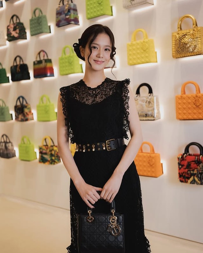 Dior Gold House di Bangkok bukan sekadar butik biasa, tempat ini dirancang untuk mencerminkan inovasi Maison Prancis dengan perpaduan mode dan desain./ Foto: instagram.com/dior