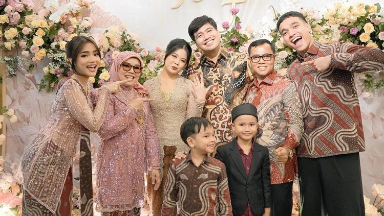 Frans Faisal melamar Indah, manajernya.