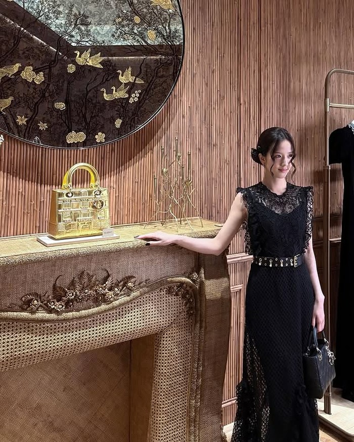 Gaun yang ia kenakan berwarna hitam, terbuat dari bahan lace yang memberikan look glamor. Modelnya terdiri dari potongan atas berleher tinggi dan bagian bawah yang menjuntai hingga lantai, menciptakan kesan mewah dan elegan./ Foto: instagram.com/sooyaaa_