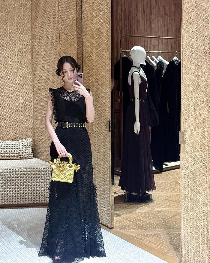 Hal ini dibuktikan dengan penjualan Dior yang meningkat drastis setelah Jisoo Blackpink ditunjuk sebagai duta global merek mewah tersebut./ Foto: instagram.com/sooyaaa__