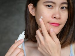 8 Obat Totol Jerawat Apotek yang Cepat Mengempeskan dan Mencegah Bekasnya
