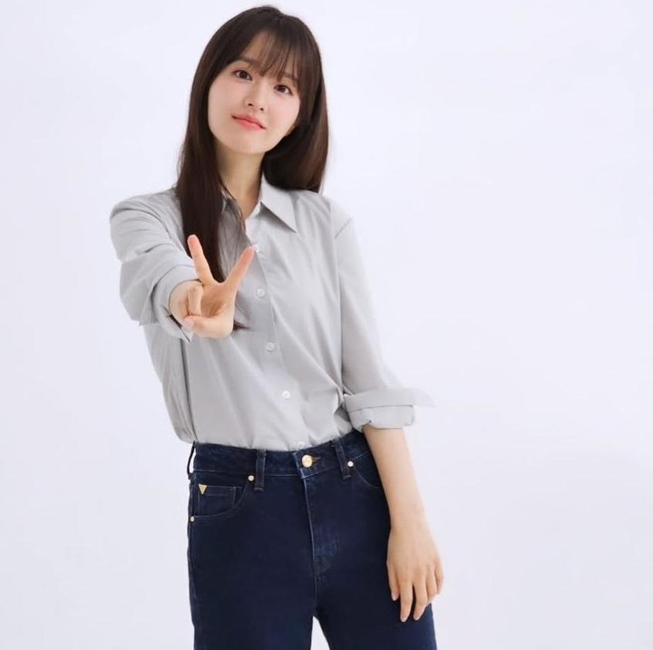 <p>Jika Bunda sedang ingin berpakaian simpel tapi tetap stylish, cobalah gaya berpakaian yang kali ini. Perpaduan kemeja slim dengan celana jeans, kulot, maupun bahan adalah OOTD bekerja yang nyaman banget. (Foto: Instagram @boyoung0212_official)</p>
