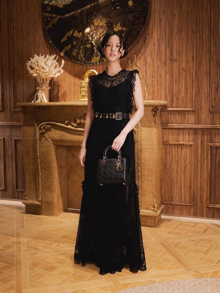 Jisoo BLACKPINK memukau di acara pembukaan Dior Gold House di Bangkok, yang berlangsung Jumat, (6/12) lalu. Acara ini menjadi sorotan setelah Jisoo baru saja dinobatkan sebagai perempuan tercantik di dunia./ Foto: instagram.com/dior