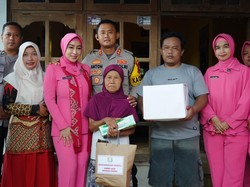 Bhayangkari Ponorogo Serahkan Paket Bantuan Warga Tak Mampu-ODGJ