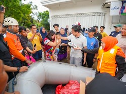 Khofifah Salurkan Bantuan untuk Warga Terdampak Banjir di Pasuruan