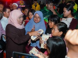 Khofifah Bagikan Konsumsi dan Bantuan untuk Korban Banjir di Mojokerto