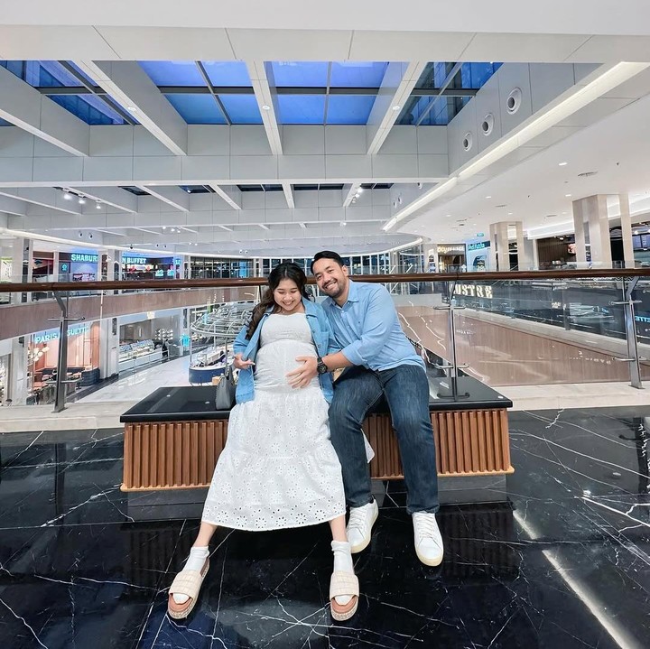 <p>Baru-baru ini, Kiky mengunggah momen manis ketika quality time bersama suaminya. Kiky memilih jalan-jalan ke mall untuk refreshing jelang persalinan. (Foto: Instagram @ikysaputrii)</p>