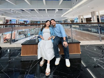 5 Potret Kiky Saputri Quality Time Bersama Suami, Baby Bump Makin Terlihat