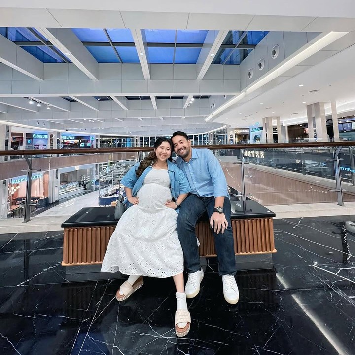 <p>Kiky Saputri tengah menjalani kehamilan dan sebentar lagi melahirkan anak pertamanya. Di usia kehamilan yang sudah masuk trimester ketiga, Kiky banyak menghabiskan waktu dengan suaminya, Muhammad Khairi. (Foto: Instagram @ikysaputrii)</p>