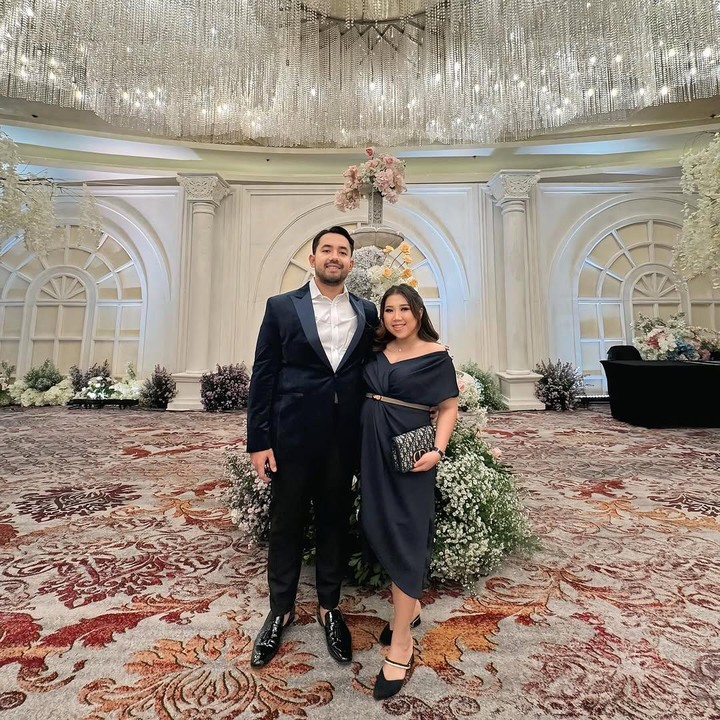 <p>Di foto lainnya, Kiky dan sang suami serasi mengenakan pakaian serba hitam saat menghadiri acara pernikahan. Kiky terlihat cantik mengenakan <em>dress</em> hitam yang memamerkan baby bump kehamilannya. (Foto: Instagram @ikysaputrii)</p>