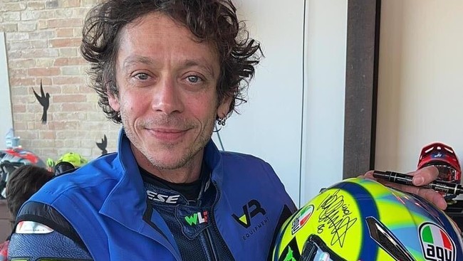 Helm milik legenda MotoGP, Valentino Rossi, laku hingga Rp159 juta dalam lelang amal untuk korban banjir Valencia yang terjadi pada Oktober lalu.