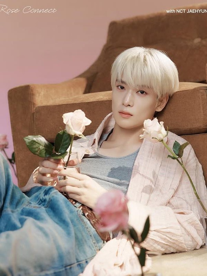 Melalui akun media sosial resminya, CLIO membagikan serangkaian foto pemotretan terbaru yang memperlihatkan Jaehyun dengan produk terbaru mereka, yaitu Pro Eye Palette Air 02 Rose Connect dan Single Shadow./ Foto: instagram.com/clio_official