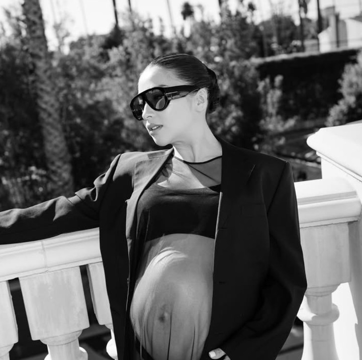 <p>Selama hamil anak keduanya, Nikita Willy kerap berpenampilan modis. Terakhir sebelum melahirkan, Nikita memamerkan baby bump kehamilannya yang dibalut <em>sheer top</em> dan blazer. Gayanya makin <em>chic</em> saat mengenakan kacamata hitam. (Foto: Instagram @nikitawillyofficial94)</p>