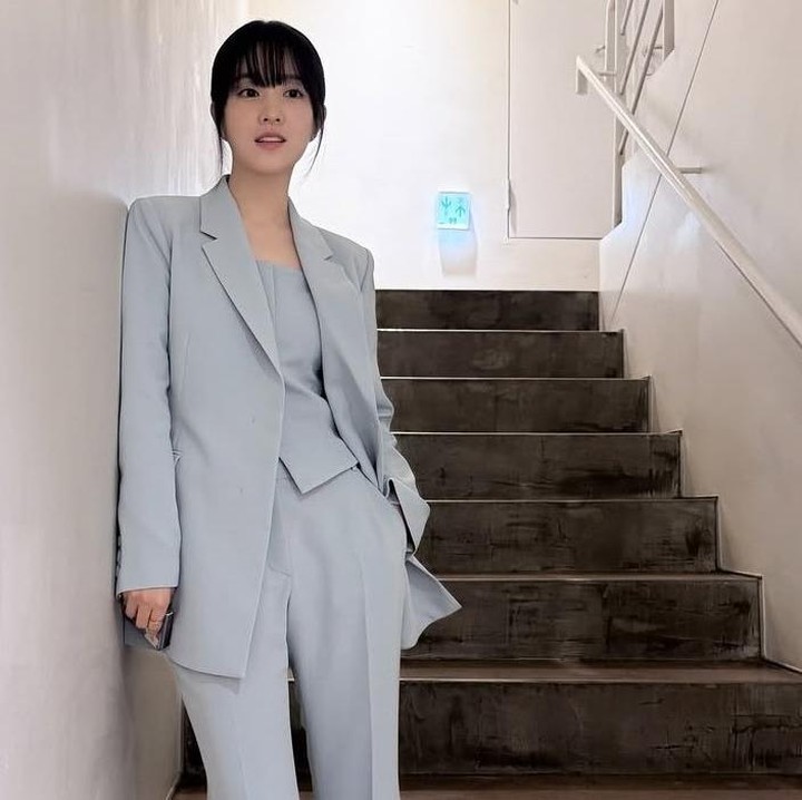 <p>Pada potret satu ini, Park Bo Young tampil begitu elegan. Perpaduan sleeveless, blazer, dan celana bahan dengan warna yang senada bisa Bunda pilih sebagai opsi berpakaian yang mudah dikenakan saat kantor. (Foto: Instagram @boyoung0212_official)</p>
