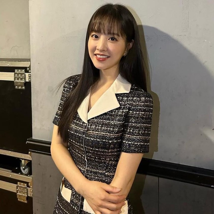 <p>Park Bo Young pernah bagikan ide outfit elegan dan manis seperti di foto ini. Dress bermotif simpel dengan paduan warna hitam putih akan membuat tampilan sehari-hari di kantor terlihat memesona, Bun. (Foto: Instagram @boyoung0212_official)</p>