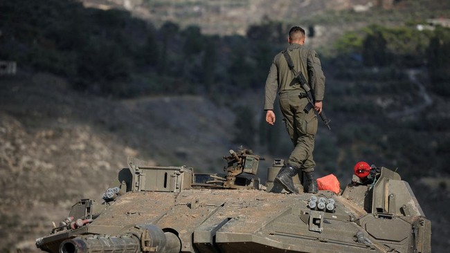 Israel mengerahkan pasukannya ke zona penyangga di tepi Dataran Tinggi yang dikuasai Suriah, PBB menyebut aksi ini pelanggaran perjanjian Israel-Suriah 1974.