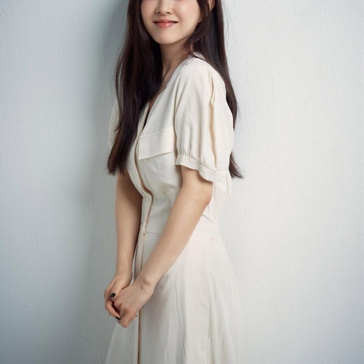 <p>Pemilihan OOTD kantor bernuansa earth tone adalah opsi yang tak pernah pudar, Bun. Dengan shirt dress polos berwarna putih gading, Bunda bisa meniru dengan mudah gaya berpakaian Park Bo Young yang satu ini. (Foto: Instagram @boyoung0212_official)</p>