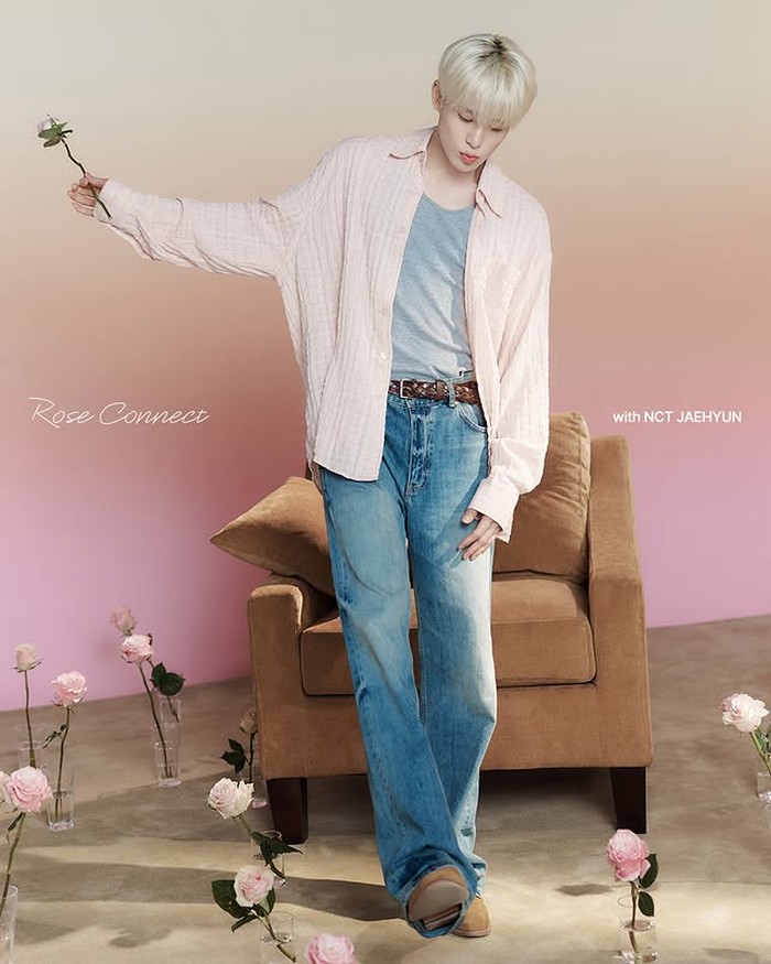 Pemilihan warna rambut yang soft dan riasan wajah yang natural semakin memperkuat tema Rose Connect, seolah-olah Jaehyun telah melebur sempurna dengan estetika produk yang dipromosikannya./ Foto: instagram.com/clio_official