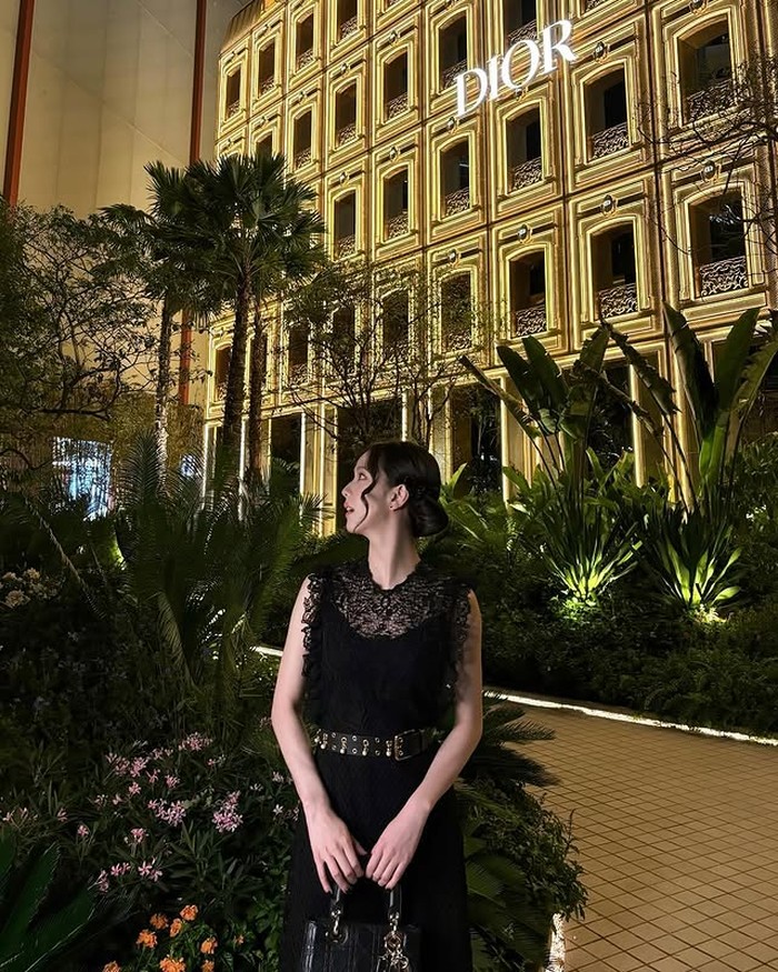 Penampilannya yang selalu memukau di berbagai acara fashion menunjukkan kemampuannya dalam beradaptasi dengan berbagai gaya, mulai dari glamor Hollywood hingga style grunge./ Foto: instagram.com/sooyaaa__