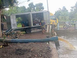 Pompa Dikerahkan Sedot Banjir di Rejoso Pasuruan