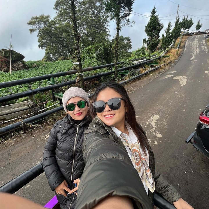 <p>Alih-alih tampil di layar kaca, Sherly justru aktif bermain media sosial. Bahkan, ia kerap mengunggah momen kebersamannya dengan sang Bunda, seperti potret berikut ini saat mereka liburan. (Foto: Instagram@_mrshrlynaaa)</p>