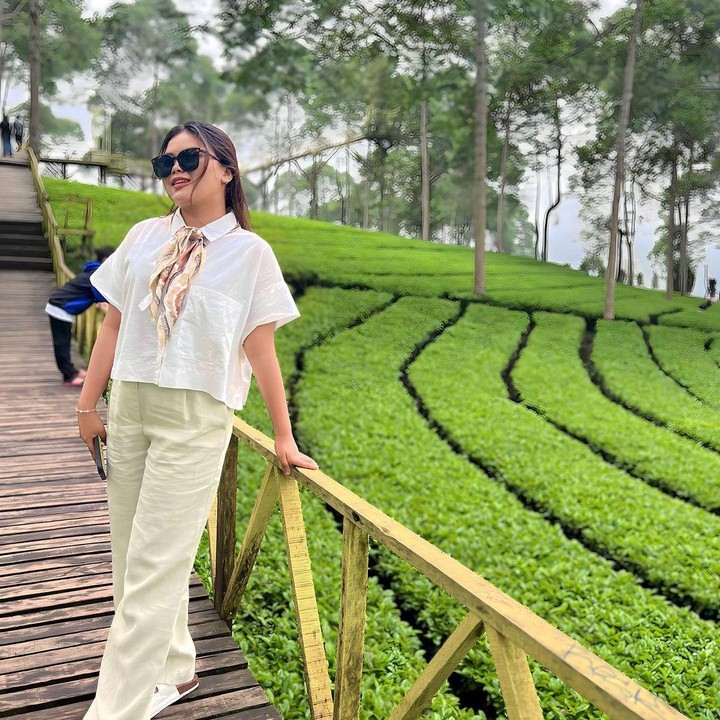 <p>Pesonanya yang jarang tersorot kini sukses mencuri perhatian publik. Hal ini diketahui langsung melalui beberapa potret yang diungah di akun Instagram pribadinya. (Foto: Instagram@_mrshrlynaaa)</p>