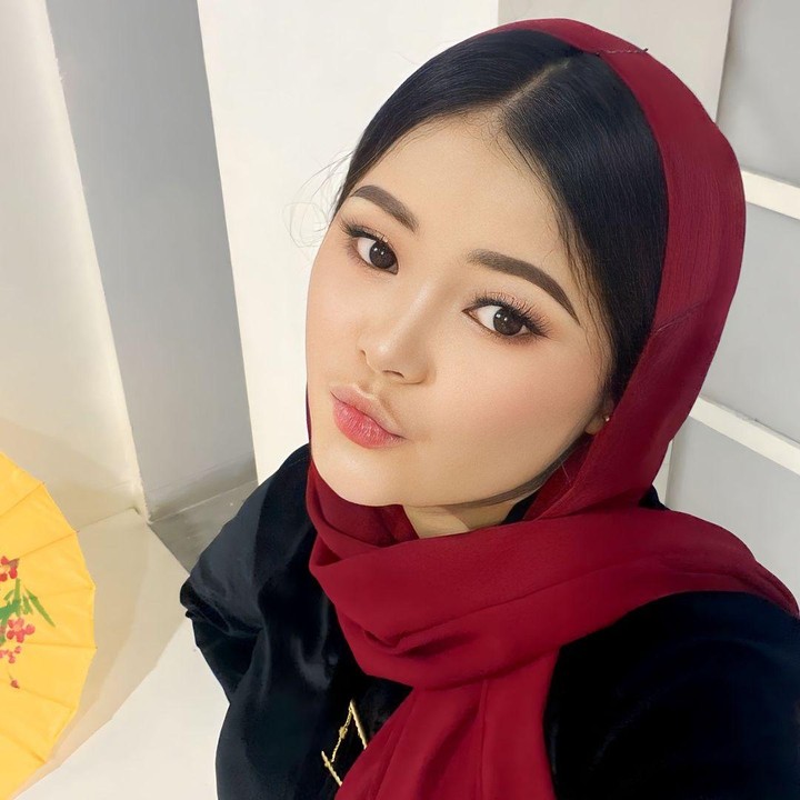 <p>Seperti <em>postingan </em>yang satu ini, Sherly sukses menuai pujian lewat parasnya yang cantik seperti ibunda. "masyaallah bangettt ka," tulis akun <em>@secc_din****. </em>"Masya Allah cantik banget kk Sely," tulis akun <em>@karinagust****. </em>(Foto: Instagram@_mrshrlynaaa)</p>