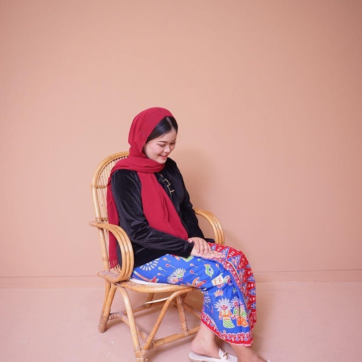 <p>Tak banyak yang tahu bahwa Nina Carolina atau Mpok Alpa ternyata memiliki anak perempuan yang kini telah beranjak remaja. Sang putri yang jarang tersorot publik itu akrab disapa Sherly, Bunda.(Foto: Instagram@_mrshrlynaaa)</p>