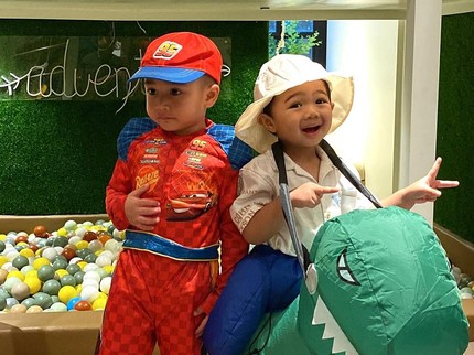 5 Potret Menggemaskan Rayyanza dan Abe Main Bareng