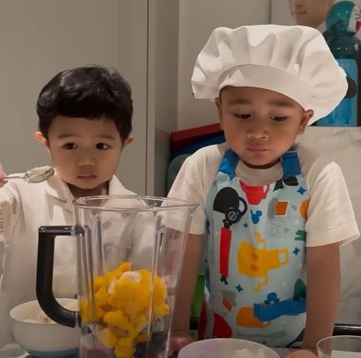 <p>Selain bermain bersama, Rayyanza dan Abe juga melakukan aktivitas unik nih. Kedua bocah ini membuat <em>dessert</em> <em>smoothies</em> dari buah. Abe dan Rayyanza terlihat kompak selama membuat minuman manis ini. Keduanya juga saling memuji minuman buatan masing-masing. (Foto: YouTube Rans Entertainment)</p>