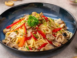 Resep Spaghetti Tumis 2 Jamur yang Pedas Gurih untuk Makan Malam